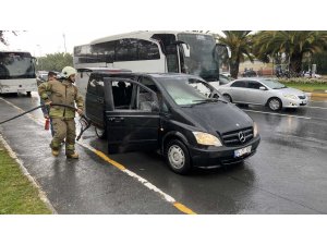 Turistleri almaya giden lüks araç Vatan Caddesi’nde alevlere teslim oldu