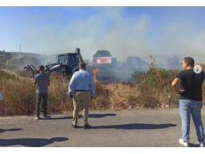 Çeşme’de sigara izmaritinden çıktığı düşünülen yangın zeytinlik alana sıçradı