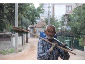 O sokakların 87’lik temizlik gönüllüsü