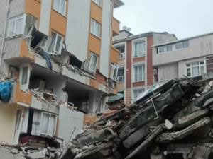 İstanbul'da korkutan olay! Bir anda yan binanın üzerine çöktü
