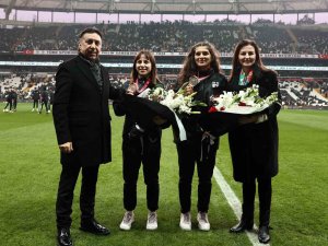 Nesrin Baş ve Ebru Dağbaşı’na, İstanbulspor maçı öncesinde çiçek takdim edildi