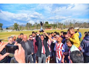 İncirliova Belediyespor namağlup şampiyon oldu