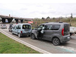 4 aracın karıştığı zincirleme trafik kazası: 2 yaralı