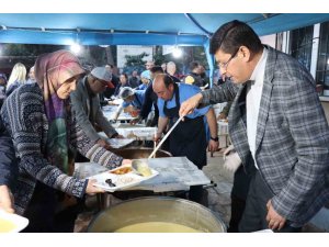 Nazilli Belediyesi’nin iftar sofralarında vatandaşlar bir araya geliyor