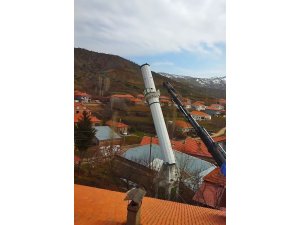 Depremde hasar alan cami minaresi yıkıldı