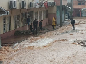 Şanlıurfa yeniden sele teslim: Evler, yollar, sokaklar sular altında