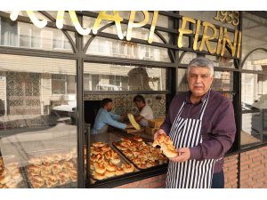 90 yıllık gelenek...Çocuklar için iftariyelik tabanca ve kılıç poğaça