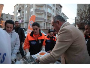 Gemlik Belediyesi binlerce kişiye iftar veriyor