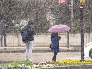 Çatılar uçtu, minare devrildi! Yurtta kar ve fırtına havası