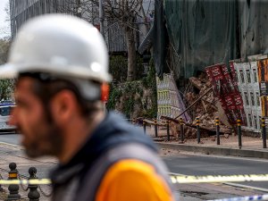 İstanbul’da 5 katlı metruk binada kısmi çökme: Tramvay seferleri durduruldu