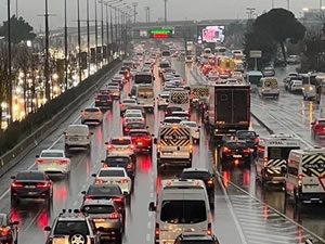 İstanbul'da sağanak nedeniyle trafik yoğunluğu yüzde 75'e çıktı