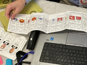 Avustralya'da kullanılmamış oy pusulasına AK Parti'ye 'evet' mührü basmışlar