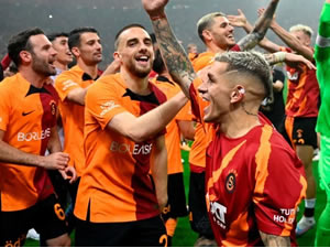 Galatasaray, şampiyonluk kupasını kaldırdı