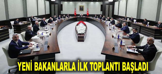 Yeni bakanlarla ilk toplantı başladı