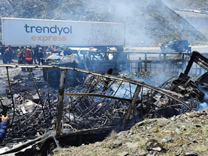 Kafa kafaya çarpışan iki TIR alev topuna döndü: Sürücüler hayatını kaybetti