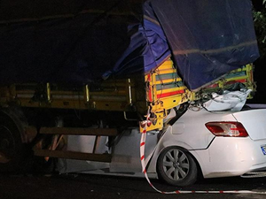 Tıra çarpan otomobildeki 2 kişi hayatını kaybetti