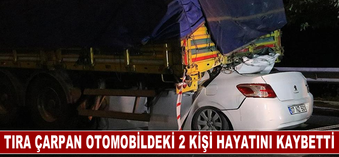 Tıra çarpan otomobildeki 2 kişi hayatını kaybetti