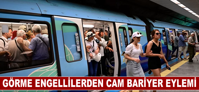 Görme engelliler metro istasyonlarına cam bariyer konulması istemiyle eylem yaptı