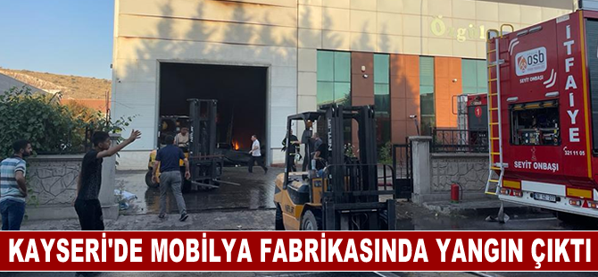 Kayseri'de mobilya fabrikasında çıkan yangına müdahale ediliyor