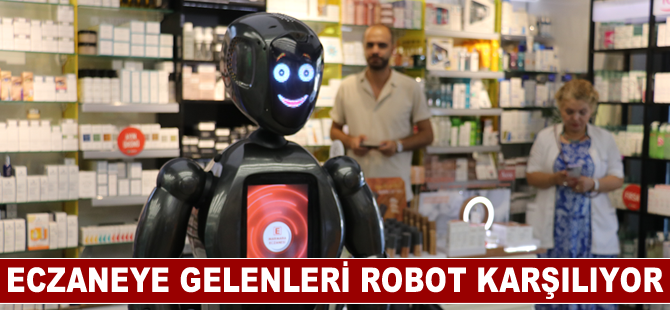 Yalova'da eczaneye gelenleri yapay zeka sistemine sahip robot karşılıyor