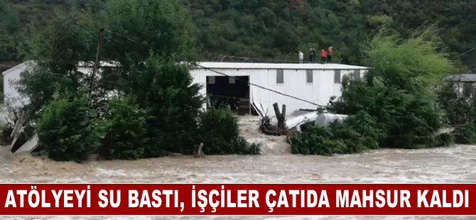 Arnavutköy'de su basan atölyede mahsur kalan işçiler çatıda kurtarılmayı bekliyor