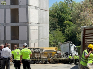 İstanbul'da yan yatan hafriyat kamyonunun altında kalan işçi öldü