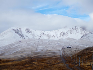 Erciyes Kayak Merkezi'ne kar yağdı