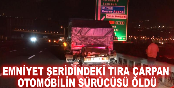 Emniyet şeridindeki tıra çarpan otomobilin sürücüsü öldü