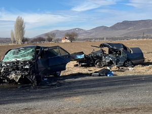 Nevşehir'de iki otomobil çarpıştı: Baba ve oğlu öldü, 4 kişi yaralandı