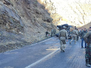 Şırnak'ta askeri araç buzlanma nedeniyle devrildi: 2 yaralı