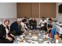 Esenyurt Belediye Başkanı Bozkurt ilk iftarını depremzede aile ile yaptı