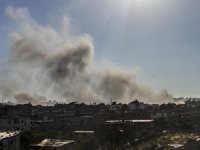 Katil İsrail Gazze'de bir evi bombaladı: 3 Filistinli hayatını kaybetti