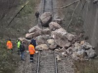 Karabük'te heyelan: Dev kayalar demir yolunu kapattı