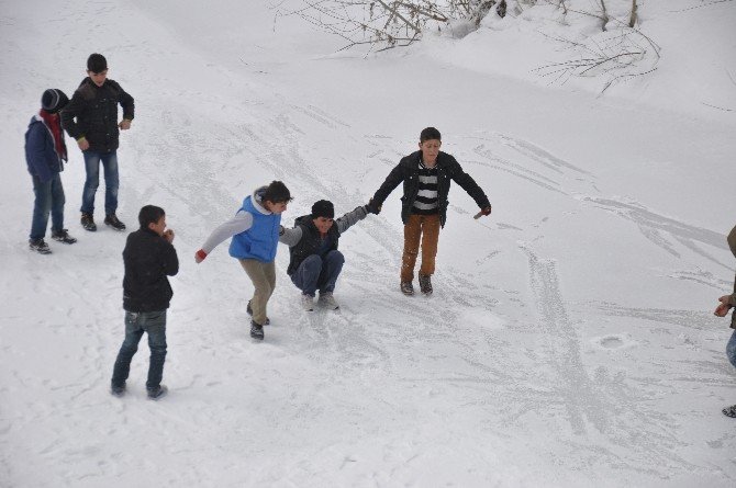 - Buz Tutan Derelerde Çocukların Oyun Keyfi