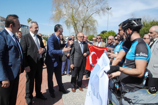 Bisikletçiler, şehit topraklarını Çanakkale Şehidi'nin toprağına dökecek