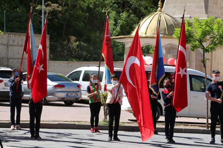 Şırnak’ta vatandaşlar 23 Nisan kutlamalarına balkon ve camlardan eşlik etti