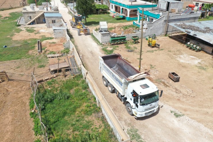 Akçakale kırsalında yol çalışmaları sürüyor