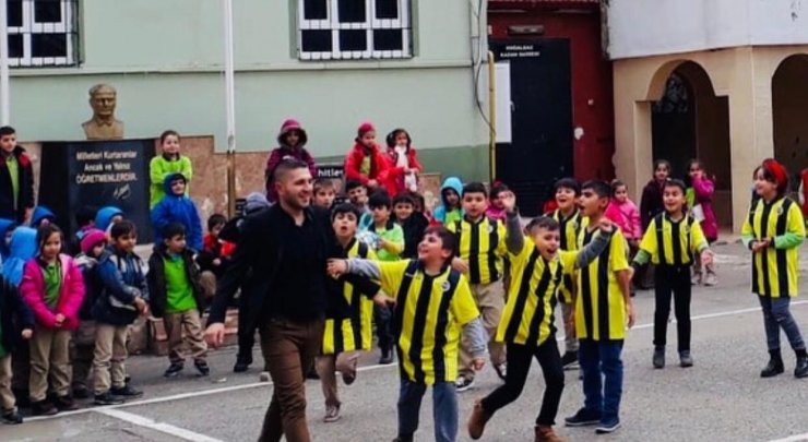 Ozan Tufan ve Rojin Tufan’dan “El Birliği Projesi” ile Hataylı öğrencilere kütüphane desteği