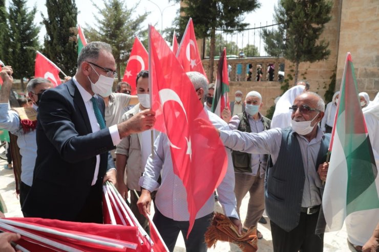 Vatandaşlara Türk ve Filistin bayrağı dağıtıldı