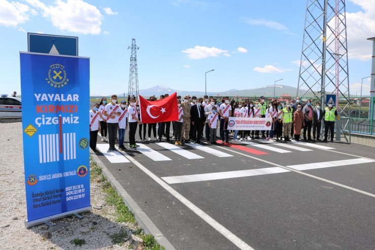 Kars’ta jandarma yaya önceliğine dikkat çekiyor