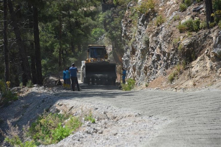 Alanya Belediyesi’nden Süleymanlar Mahallesi beton yol çalışması