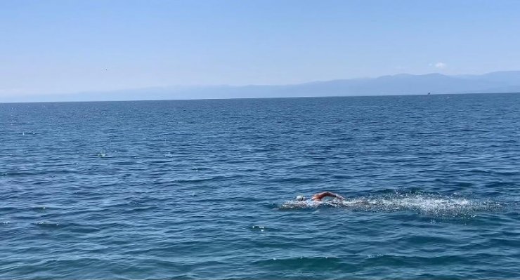 6 kıtada yüzmek üzere yola çıkan Türk yüzücü Sinop’ta da sprint triatlon yaptı