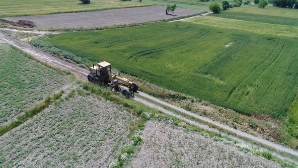 Altıeylül’de tarla yollarının bakımı yapılıyor