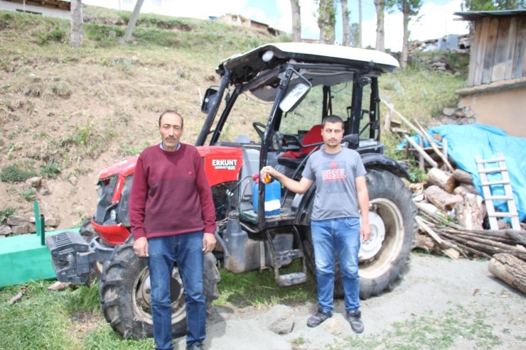 Oğlu traktörle kaza yaptı, kaskodan parasını alamıyor