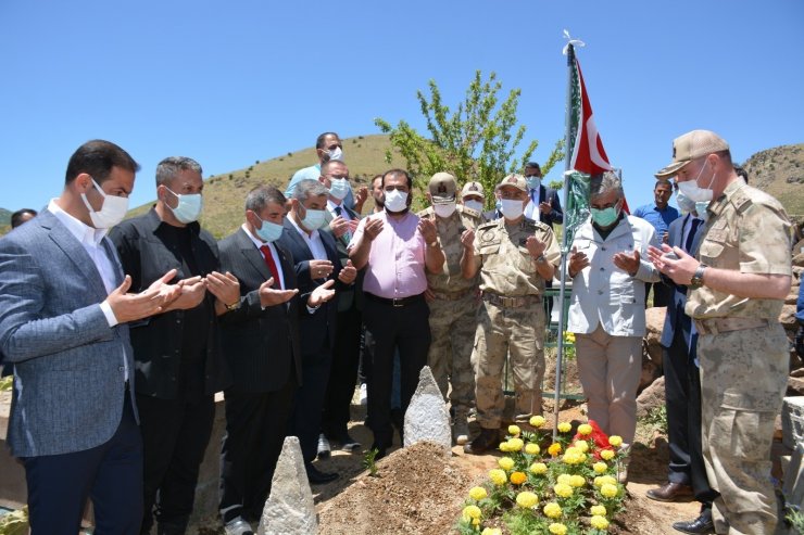 Jandarma Genel Komutanı Orgeneral Çetin’den şehit güvenlik korucusunun kabrine ziyaret