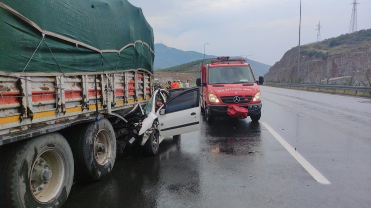 Otoyolda tıra çarpan otomobilin sürücüsü feci şekilde can verdi