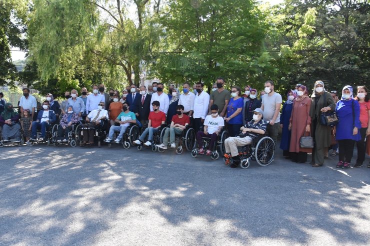 15 tekerlekli sandalye törenle teslim edildi