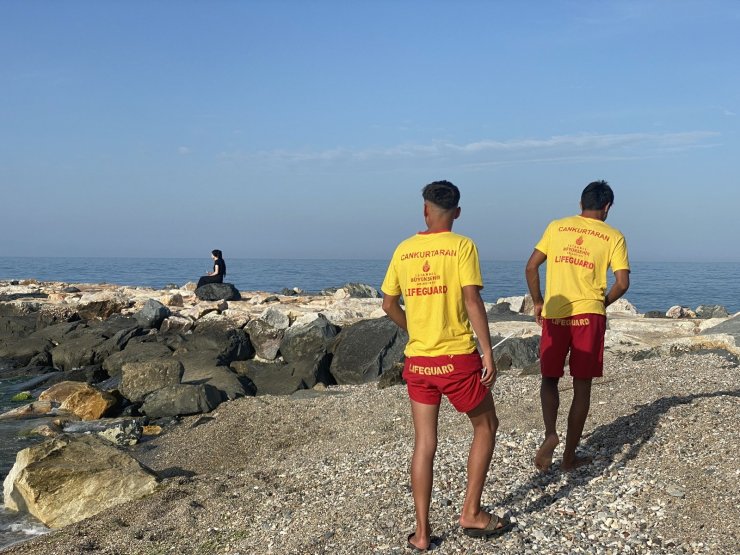 Karaburun’da serinlemek için denize giren çocuk ölümden döndü