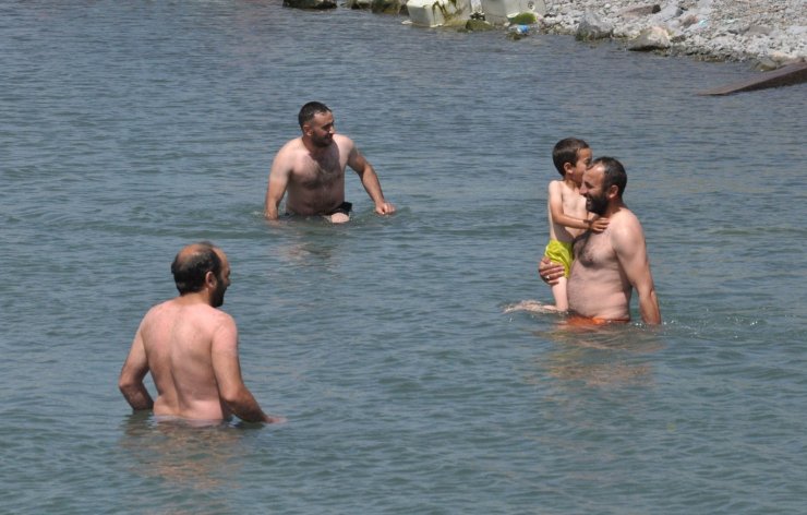 Ege ve Akdeniz sahilleri değil ’Çıldır Gölü’