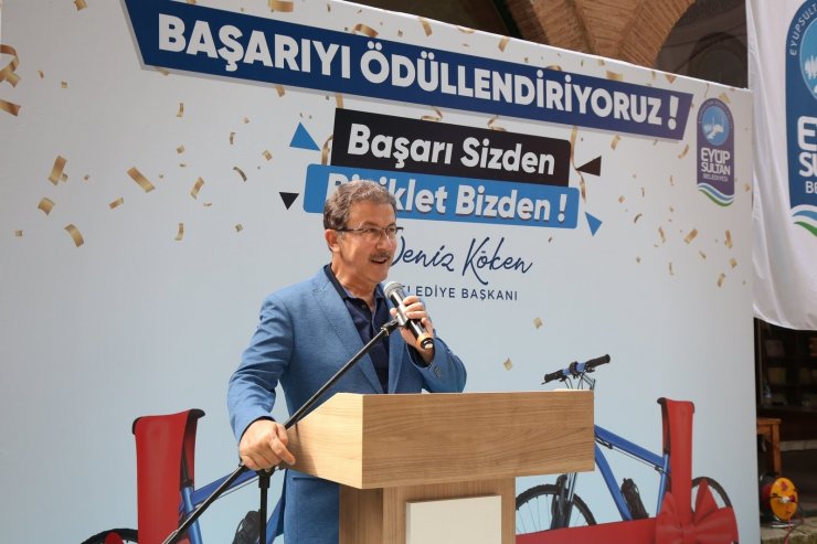 Eyüpsultan’da lise sondaki başarılı öğrencilere bisiklet hediye edildi